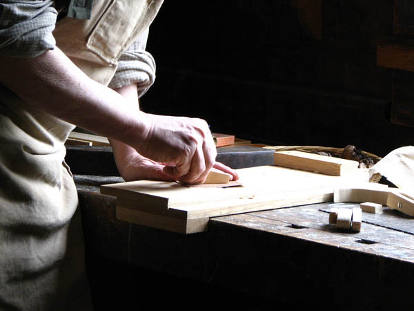 Ofrecemos un servicio de <strong>carpintería  de madera y ebanistería en Valdelacasa de Tajo</strong> adaptado a las necesidades del <strong>cliente</strong>.